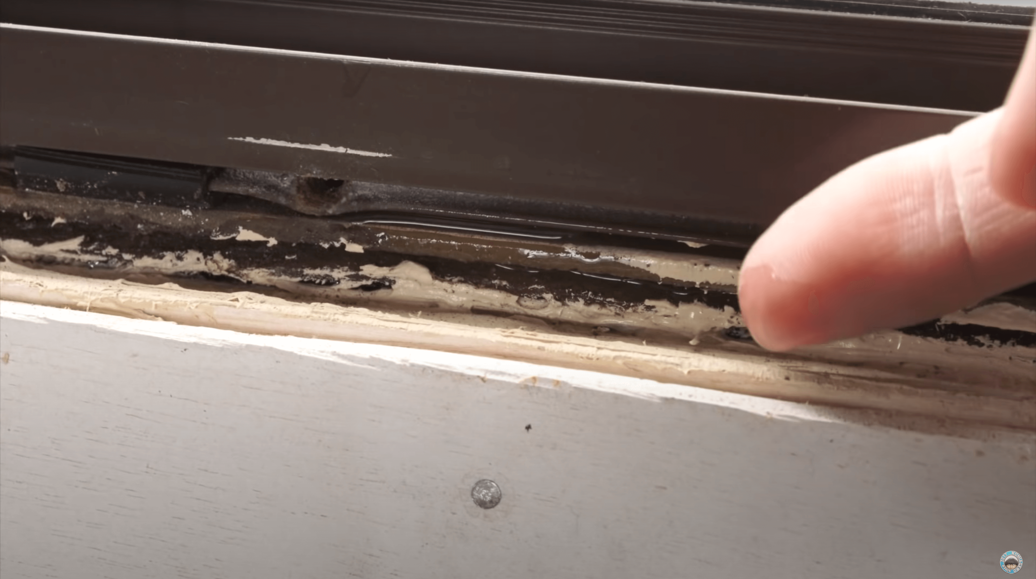 Diy キャンピングカーの雨漏りは自分で直す 素人ができたコーキングマニュアル完全版 ビビリの家族が行くキャンピングカー生活